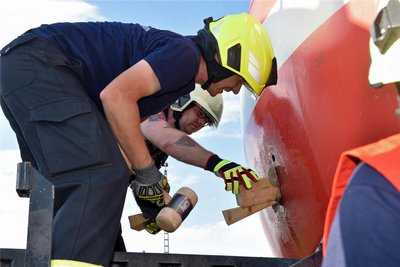 Mit Keilen, Kissen, Platten, Bandagen und Pasten rücken Feuerwehrleute unter anderem aus Freiberg, Striegistal, Mittweida, Hainichen, Flöha und Niederwiesa Löchern in der Kesselwand auf dem Bahnhof Freiberg zu Leibe.
