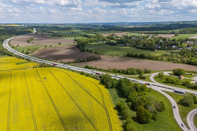 Beidseitig der Autobahn planen Investoren insgesamt drei Solarparks.