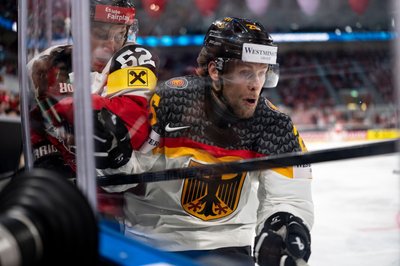 Leon Hüttel (r) kämpft mit dem Österreicher Paul Huber um den Puck.