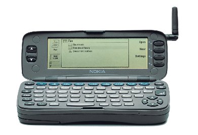 Der Nokia Communicator 9000 gilt als erstes Smartphone und wurde ab dem 15. August 1996 in Deutschland verkauft. Das Gerät hatte einen Webbrowser, konnte Faxe und E-Mails verschicken.