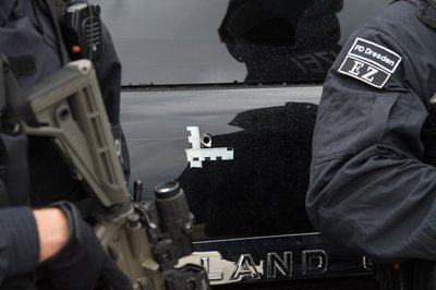 Der Täter hatte mehrfach auf die Polizeiautos geschossen.