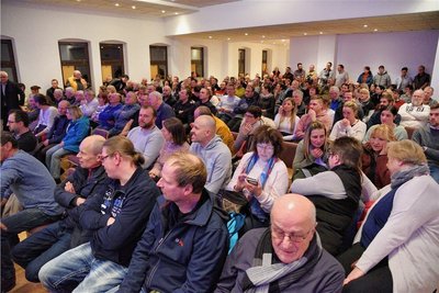 Der Saal des Bürgerhauses war am Donnerstagabend mit rund 200 Besuchern bis auf den letzten Platz gefüllt.