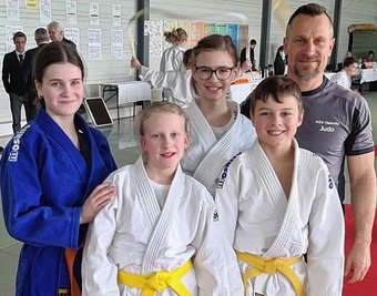 Alexis Eckart hinten Mitte) ragte mit ihrer Goldmedaille aus der Delegation des ASV Oelsnitz heraus. Weiter im Bild sind (von links) Jugendleiterin Lisa Stucke, Leah Fietz,Hannes Riedel und Trainer Heiko Stucke. 