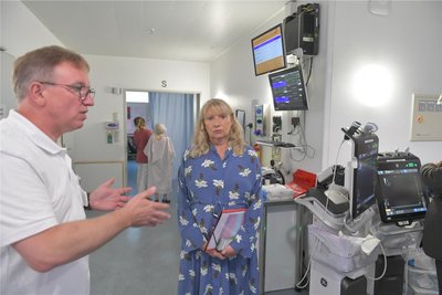 Dr. Ralf Walper, Chefarzt der Freiberger Notaufnahme, stellte Sozialministerin Petra Köpping (SPD) die Umbaupläne vor.