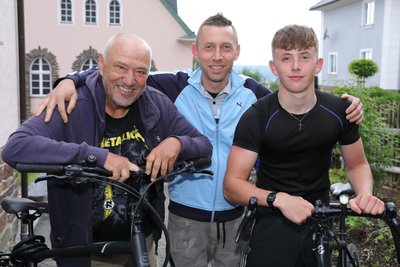 Lutz Berger (links) und Richard Schmohl (rechts) radelten gemeinsam nach Rom. Richards Vater Frank managte die Tour.