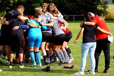 Überglücklich: Das komplette Team der Rodewischer Fußballerinnen feiert hier gemeinsam nach dem 3:0-Derbysieg gegen die SpG Pfaffengrün/Zobes/Greiz.
