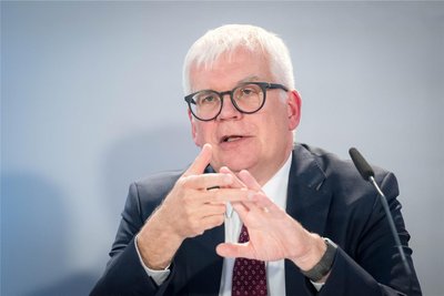Hartmut Vorjohann sieht als Finanzminister von Sachsen derzeit keinerlei Anlass für den Freistaat, sich ins Verfahren zum Verkauf der Immobilie auf Sachsens höchstem Berg einzumischen.