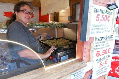 Anja Siegel bereitet auf der Erbischen Straße kanadische Burrito zu.