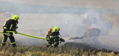 Einsatzkräfte der Feuerwehr löschten auch das in Brand geratene Feld