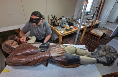 Holger Blauhut restauriert zwei Bergmannsfiguren aus der St. Marienkirche Marienberg, die zu den ältesten bergbaulichen Zeugnissen der Stadt gehören. 