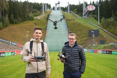 Jannick Saunus (links) und Jeremy Ziron (rechts) vom Klingenthaler Unternehmen J&J Media sorgen mit ihren Drohnen beim Sommer-Grand-Prix der Skispringer in der Vogtland-Arena für spektakulärer Live-TV-Bilder aus der Luft.