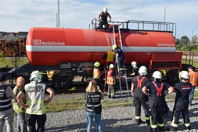 Der Gefahrgut-Übungszug der DB Netz AG macht drei Tage Halt in Freiberg. Mitglieder des Gefahrgutzuges-Nord des Katastrophenschutzes Mittelsachsen mit Feuerwehrleuten aus Striegistal, Mittweida und Hainichen trainieren an Kesselwagen, wie Gas und Flüssigkeiten beizukommen ist. Auch ein Leck an der Seitenwand ist abzudichten (Bild).