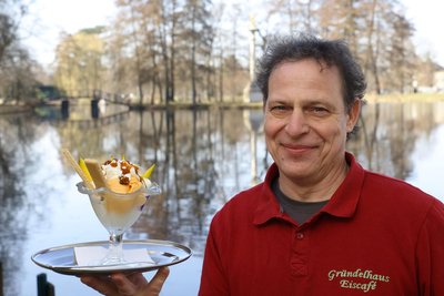 Michael Zahn betreibt mit seiner Lebensgefährtin Ilka Bachmann das Eiscafé im Gründelhaus.