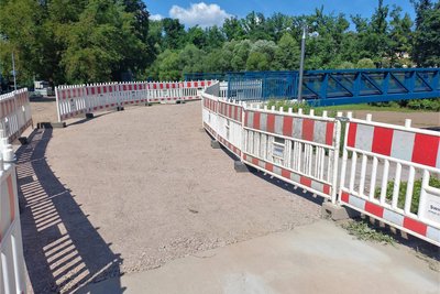 Im Oktober 2023 soll der Fußweg asphaltiert werden.