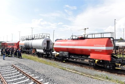 Der Gefahrgut-Übungszug der DB Netz AG macht drei Tage Halt in Freiberg. Mitglieder des Gefahrgutzuges-Nord des Katastrophenschutzes Mittelsachsen mit Kameraden aus den Feuerwehren Striegistal, Mittweida und Hainichen trainieren an Kesselwagen, wie Gas und Flüssigkeiten beizukommen ist.