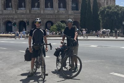 Richard Schmohl und Lutz Berge vor dem Kolosseum in Rom
