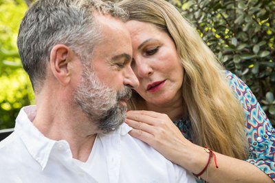 Ein Familienmitglied psychisch leiden zu sehen, tut Angehörigen weh.