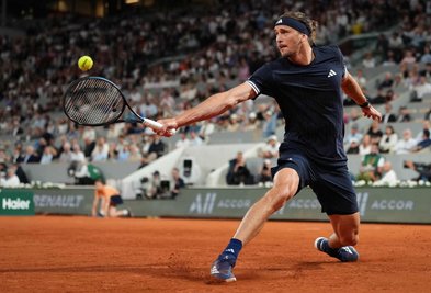 Alexander Zverev bei einem Rückhandschlag in der Defensive.