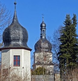 Die Taltitzer Dorfkirche im Hintergrund neben dem Eckturm des früheren Rittergutes.