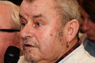 Bernd Ebert will den Stadtpark als städtisches Waldareal schützen.KommentarFairer WettstreitVon Thorald MeiselKontrovers, aber stets sachlich und fair, so kann man Bilanz zum Forum am Donnerstagabend im Schönecker Bürgerhaus ziehen. Zwei Stunden standen die vier Bürgermeisterkandidaten im Kreuzfeuer der Fragen - wobei jeder aus dem Quartett zeigte, wofür er stehen will, wenn er zum Stadtoberhaupt gewählt werden sollte. Das war letztlich auch dasAnliegen des Forums: Den Bürgern in Schöneck zeigen, wer die Kandidaten sind, und welche Ziele sie verfolgen. Dass der Abend so sachlich und fair verlief, war nach den Erfahrungen mancher Stadtratssitzung in der Vergangenheit nicht unbedingt selbstverständlich. Aber alle vier Kandidaten haben deutlich gemacht, dass ihnen das Wohl derganzen Stadt am Herzen liegt. Darum geht es ja letztendlich auch.Ganz gleich, wer aus dem Quartett letztlich Bürgermeister wird, die Basis für eine konstruktive Zusammenarbeit im Stadtrat scheint wieder vorhanden.