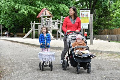 Auf Tour im Tierpark Freiberg, hier Josephin Bock mit Charlotte und Henriette, auch sie tragen beliebte Vornamen.