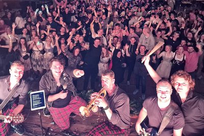 Zum Oelsnitzer Bierfest spielte 2022 Simultan (Foto). Am Samstag gibt es die nächste Auflage der Veranstaltung des Oelsnitzer Carneval-Clubs in der Vogtlandsporthalle mit Halb so wild.