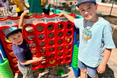 Lean (li.) und Lias Dolling beim „Vier-Gewinnt“: Am Samstag gehörte der Markt den Kindern.