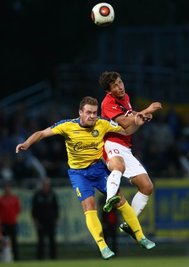 Kopfballduell zwischen Leipzigs Marcel Trojandt (li.) und Michael Schlicht (FSV Zwickau).