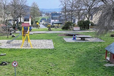 Spielplätze müssen ständig gewartet und in Abständen erneuert werden. Im Foto: In den  Spielplatz auf dem Platz der Jugend wurden 2019/2020 rund 11.000 Euro investiert.