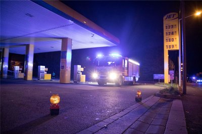 Die Feuerwehr konnte den Brand an der Jet-Tankstelle in Freiberg schnell löschen.