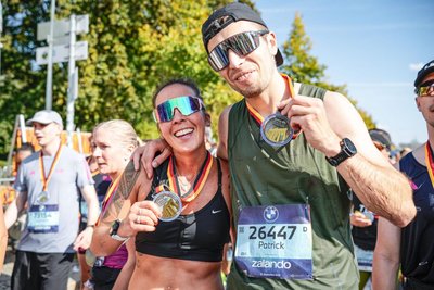 Michelle Kölbel aus Reichenbach (links) und Patrick Rink vom VfB Lengenfeld strahlen hier nach dem Zieleinlauf beim 51. Berlin-Marathon.