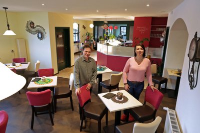Die Einrichtung des Eiscafés von Ilka Bachmann und Michael Zahn wurde über eine Leasing-Bank finanziert.