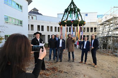 Geschäftsführer Florian Claus (4. v. l.) begrüßte zum Richtfest neben den Baufirmen und -planern und Vertretern des Aufsichtsrates auch das Klinikpersonal, das derzeit durch die Bauarbeiten mehr belastet wird.