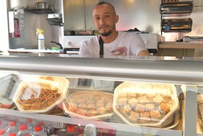 Ewawi Nasreddin bietet nahe der Stollngasse türkische Baklava an.