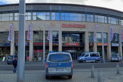 Drei Polizeifahrzeuge fuhren vor der Stadt-Galerie vor.