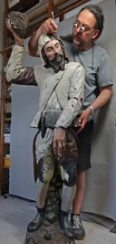 Das Foto zeigt, dass die Skulpturen fast lebensgroß sind.