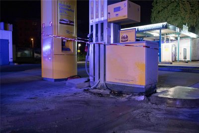 Unbekannte Täter setzten einen Mülleimer neben einer Zapfsäule in Brand.