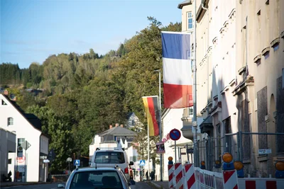 Die Fahnen der Nationen stimmen in Klingenthal auf den Sommer-Grand-Prix in der Vogtland-Arena ein.