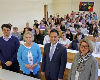 Der US-Generalkonsul Kenichiro Toko (Zweiter von rechts) war am Montagmittag im Glauchauer Georgius-Agricola-Gymnasium zu Gast.