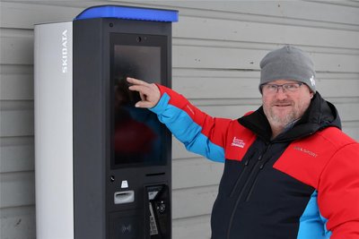 FSB-Geschäftsführer René Lötzsch freut sich: An der Freilichtbühne lösen Gäste ihre Tickets ganz bequem am Automaten.