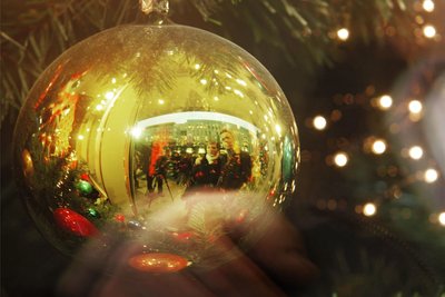 Weihnachtsschmuck (Symbolfoto) auf dem Oelsnitzer Markt wurde Montagabend als Fußball zweckentfremdet.