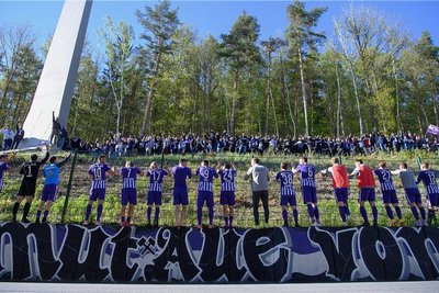 Ende Mai versammelten sich nach einem Spiel des FCE die Fans hinter dem Stadion im Wald. Verantwortliche wie Anhänger drängen darauf, die Spiele wieder live im Stadion sehen zu können. 