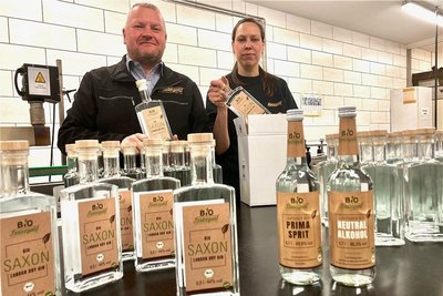 Betriebsleiter Mike Schneising und Mitarbeiterin Anja Link beim Abfüllen und Etikettieren vom neuen Bio-Gin. Zur neuen Serie gehören außerdem Prima-Sprit und Neutralalkohol. 