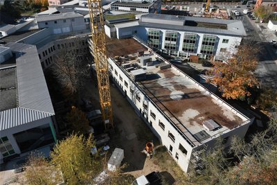Der Blick von oben auf den Neubau. Links durch Bäume verdeckt ist der Anbau für die Palliativstation.