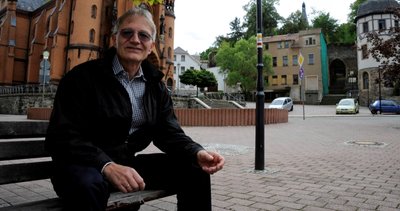 Mehr Bänke für Mylau, mehr Identität mit der Stadt. Josef Wetzl stellte am Montag auf dem Markt die Ziele eines anonymen Stifters vor, der Mylau zehn Sitzbänke schenkt. Sie sollen bald an markanten Ecken aufgestellt werden und auch zu weiteren Initiativen anregen.