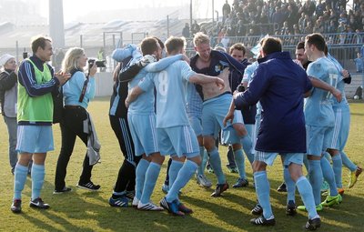 So sehen Sieger aus: Seit dem 2:0-Heimsieg am 1. Dezember 2013 gegen Elversberg gab es wieder drei Punkte daheim auf der Großbaustelle Gellertstraße für jubelnde CFC-Kicker. 