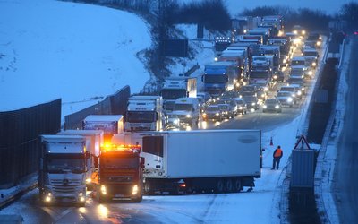 Ein querstehender Lkw blockierte am Donnerstag die A4 bei Glauchau.