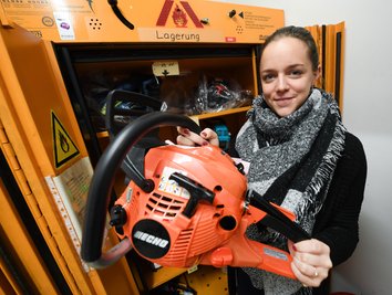 Rike Krüger, stellvertretende Leiterin des Fundbüros am Flughafen Frankfurt, präsentiert im Fundbüro des Flughafens von Frankfurt am Main eine Kettensäge.