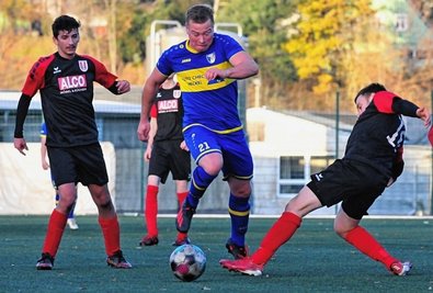 Hainichens Marcus Steiger (M.), hier im Duell mit Benjamin Schöbel, hatte mit seinem Team genug Chancen auf mehr Tore. 