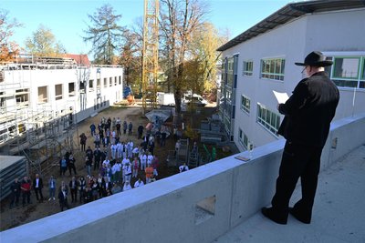 Polier Michael Just von der Firma Hans Müller GmbH Bauunternehmen aus Glauchau hielt den Richtspruch.